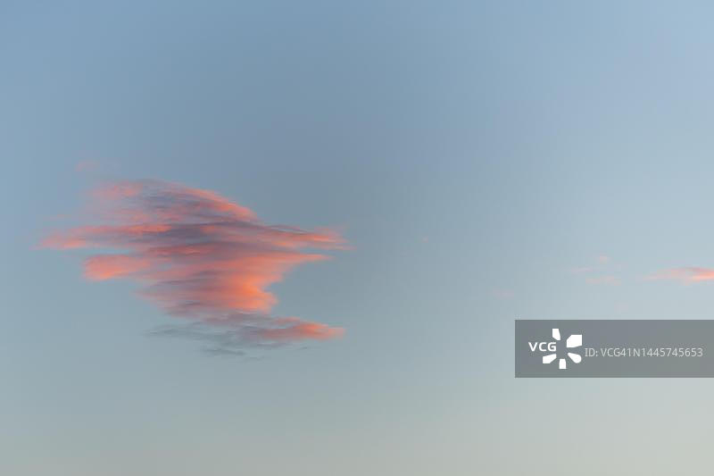 傍晚时，天空中有粉红色和橙色的云。阿尔萨斯,法国图片素材