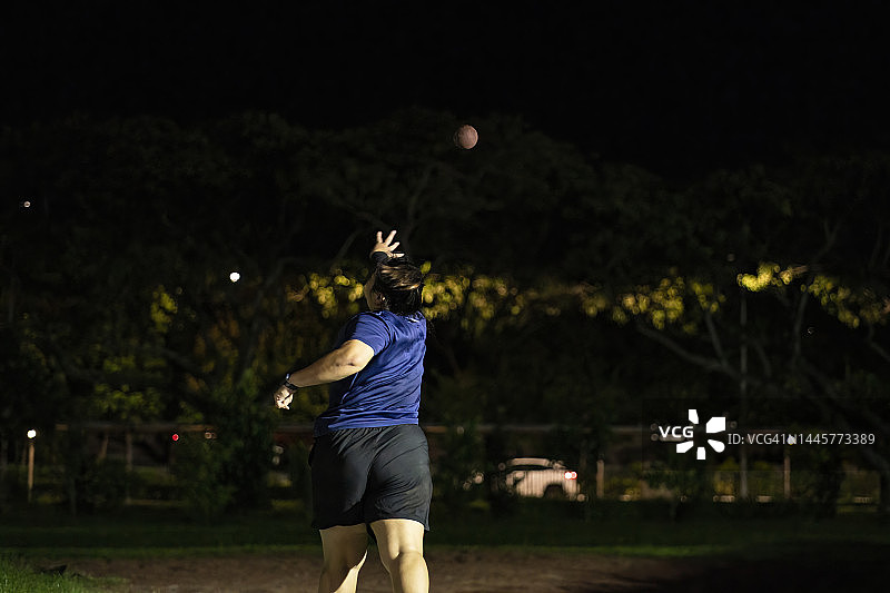 女子铅球运动员夜间训练图片素材