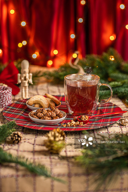 在乡村的家里，用茶壶、圣诞灯和饼干沏一杯圣诞茶图片素材