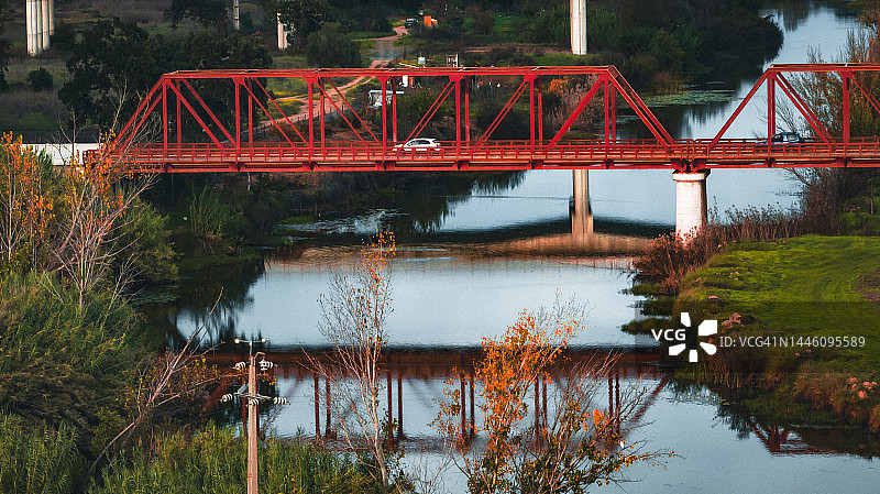 葡萄牙南部两座桥连接的两座银行的航拍镜头图片素材