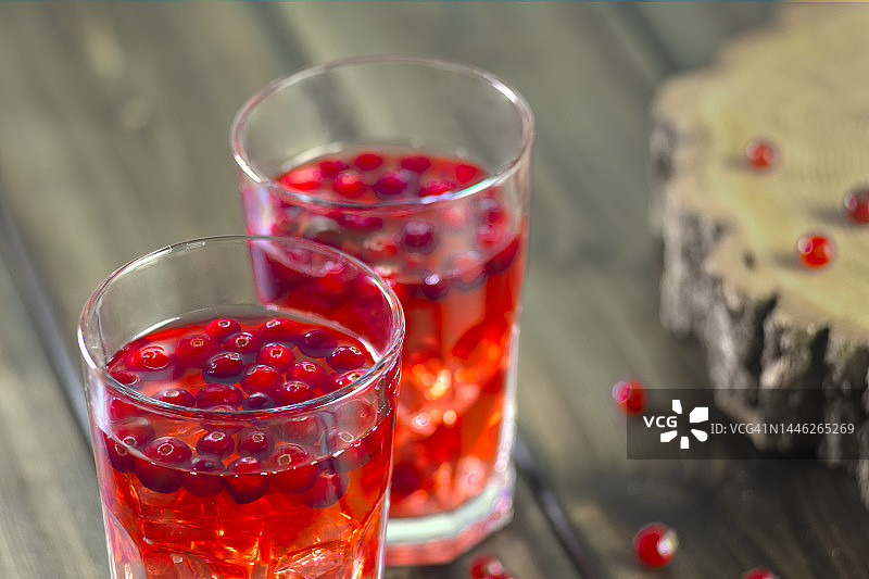 红色浆果饮料，果汁装在透明玻璃杯里。图片素材