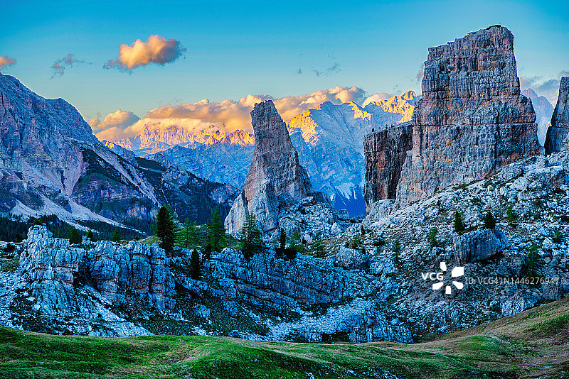 意大利南蒂罗尔的意大利白云石全景图，著名的拉瓦雷多三座山峰(Tre Cime di Lavaredo)，意大利，欧洲在夏季日落。图片素材