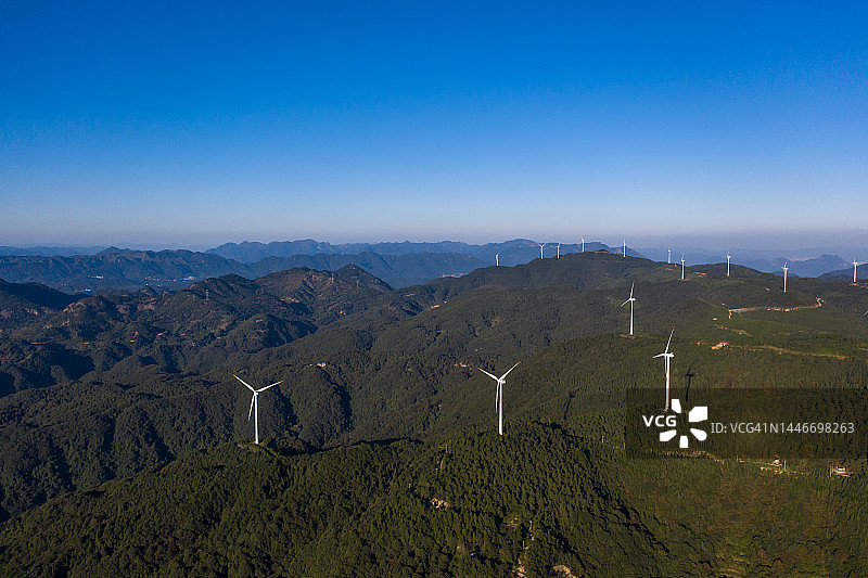 高山森林上方的风力发电图片素材