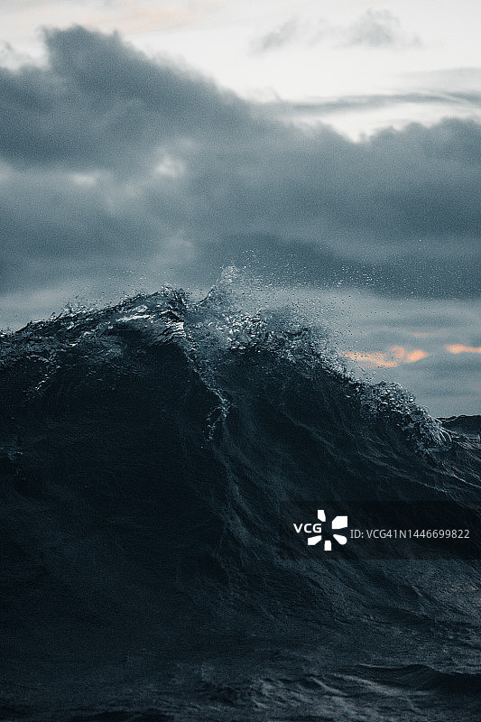 波涛汹涌的大海和海浪从一艘船图片素材