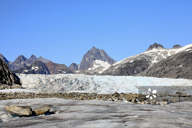 冰川表面被群山环绕图片素材