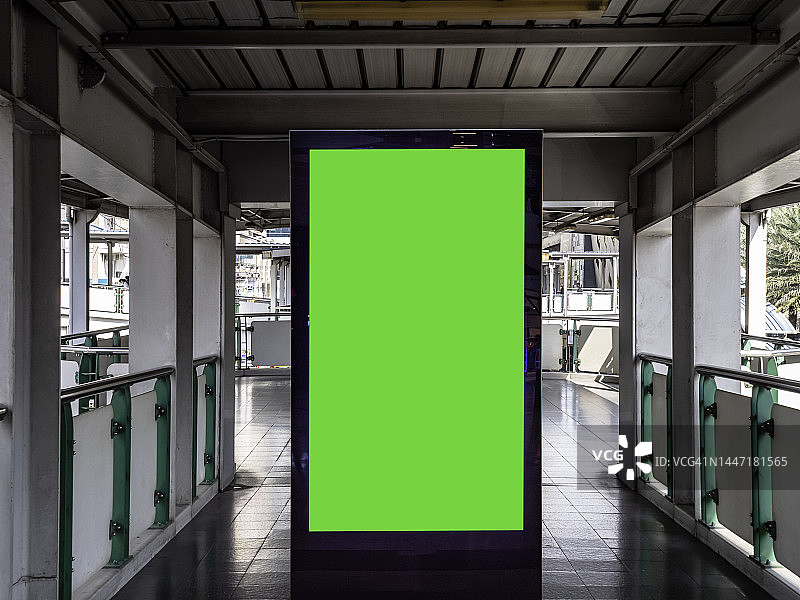 曼谷市中心地铁地铁绿屏色度键广告广告牌。大到中尺寸绿屏色度键营销广告，针对消费者、零售购物者、通勤者和游客。图片素材