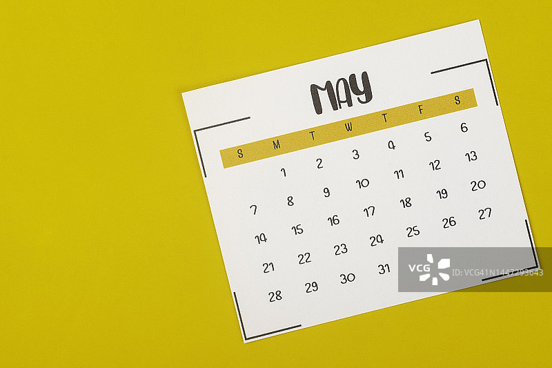 日历台2023:五月是组织者以黄色纸张为背景进行计划和截止日期的月份。图片素材