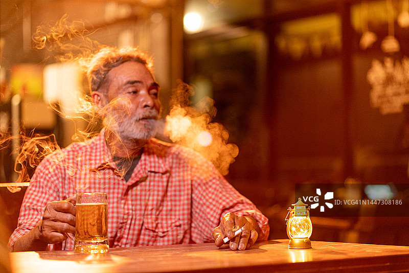 拿着啤酒和香烟的男人图片素材