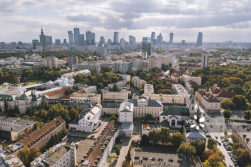旧城与波兰华沙的天际线的Arial视图图片素材