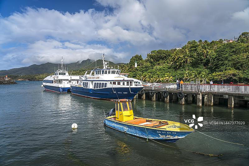 法国瓜德罗普岛Basse Terre的Trois Rivieres港口的渡船图片素材