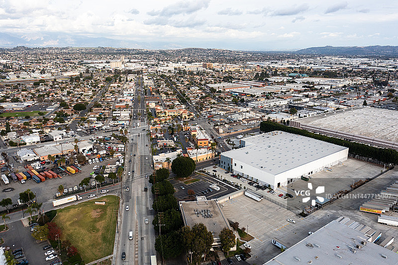 无人机视图的工业城市景观附近的洛杉矶与仓库和航运图片素材
