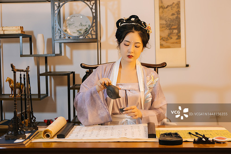 一位亚洲汉服美女在家喝茶图片素材