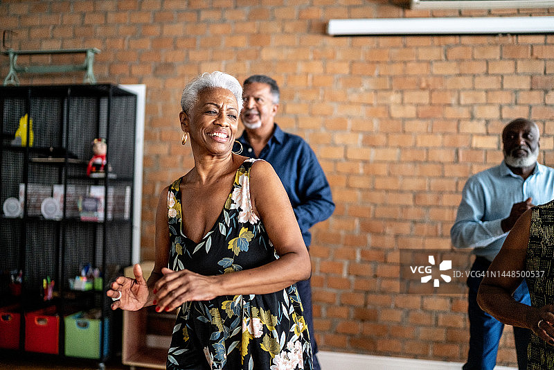 一位老年妇女和她的朋友在舞厅跳舞图片素材