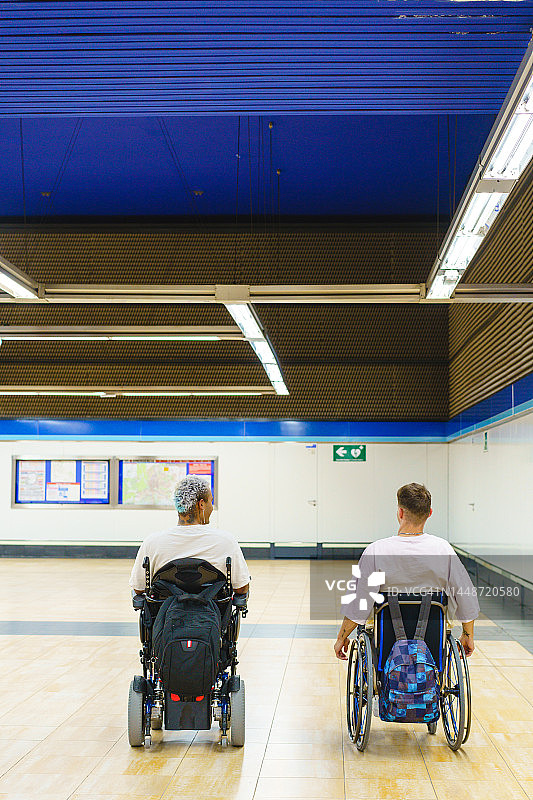 不认识的学生坐在轮椅上，地铁无障碍交通图片素材
