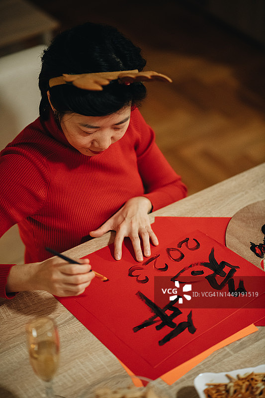亚洲妇女用汉字制作新年卡片图片素材