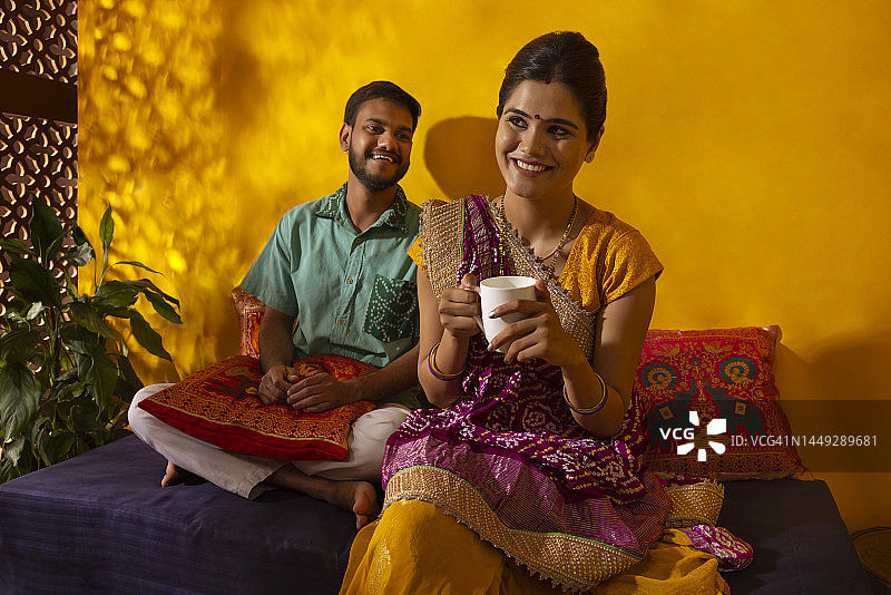 古吉拉特邦夫妇坐在客厅的deewan上的肖像图片素材