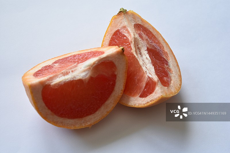 两片柚子在白色背景的库存照片图片素材