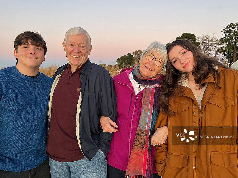 祖父母带着孙子孙女在感恩节散步。丹吉尔的声音。东部海岸。切萨皮克湾。图片素材