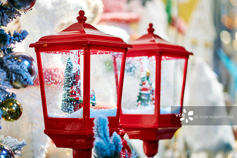 两个红色圣诞灯和圣诞背景图片素材