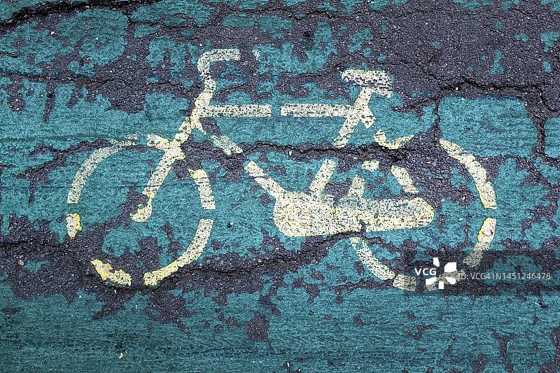 关闭柏油路上的自行车道标志图片素材
