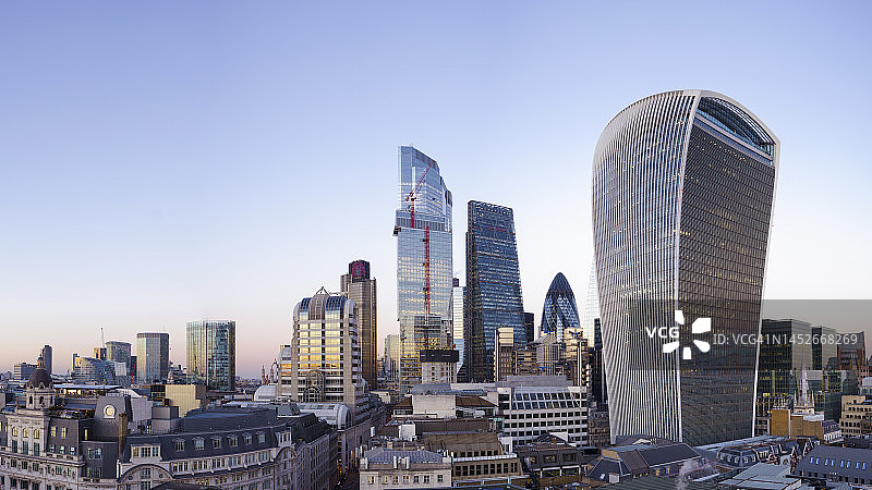黄昏时伦敦金融区天际线的高架视图图片素材