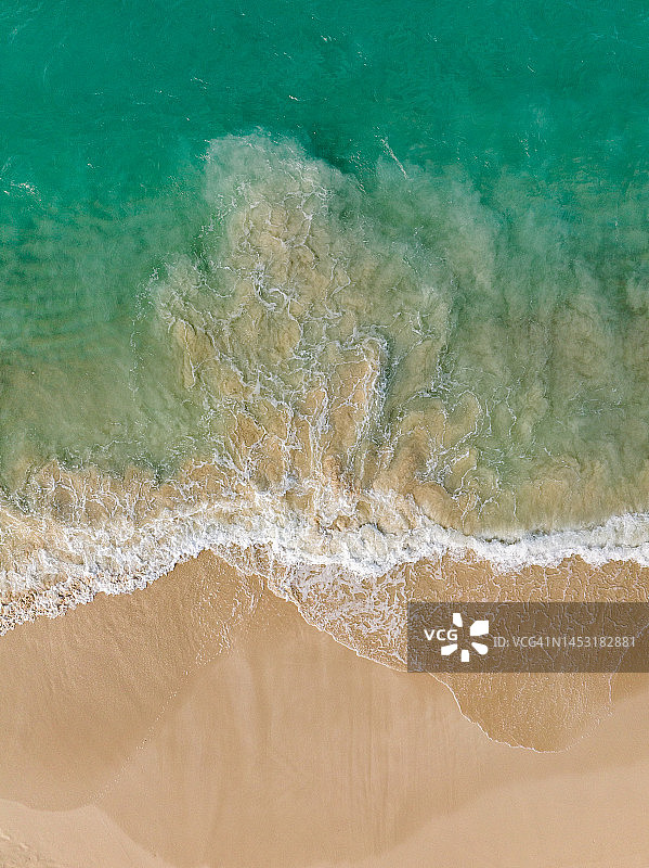 从无人机视角拍摄的海洋中旋转的沙子，天堂海滩，天堂岛，巴哈马图片素材