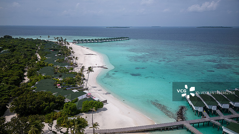 马尔代夫酒店海滩度假热带岛屿与无人机鸟瞰图片素材