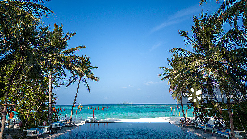 马尔代夫游泳池在热带岛屿度假酒店海滩与空中无人机视图图片素材
