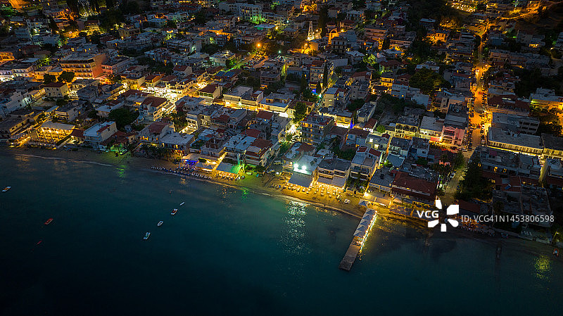 黄昏时分，希腊托洛海滨房屋的航拍照片图片素材