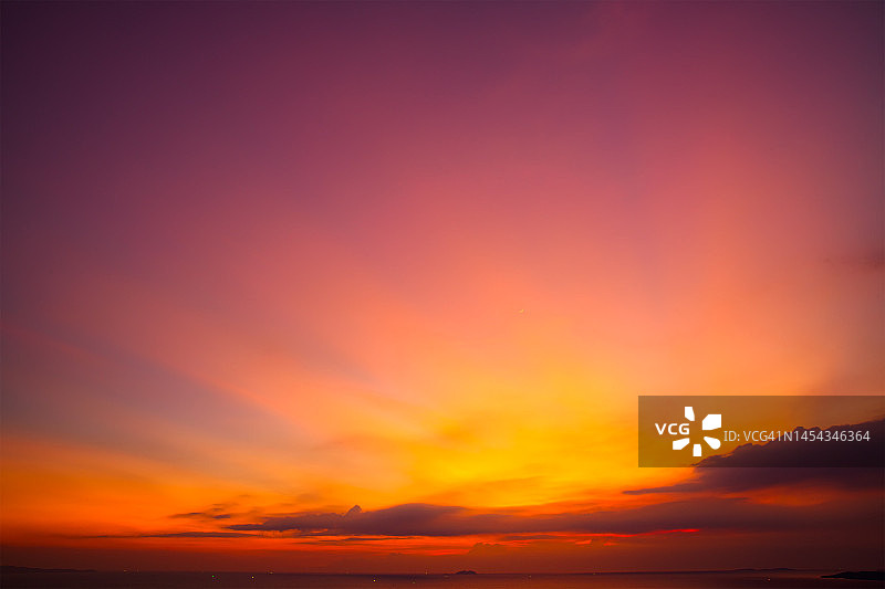 日落时分，毛茸茸的橙色云彩图片素材