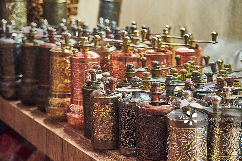 伊斯坦布尔集市上传统的铜胡椒磨，作为礼物的最佳纪念品。图片素材