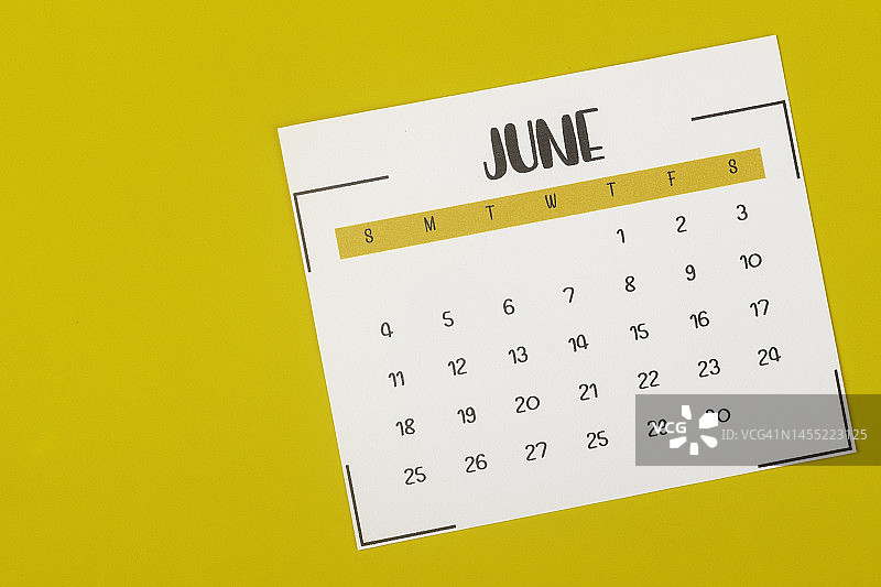 日历台2023:六月是组织者用黄色纸张背景进行计划和截止日期的月份。图片素材