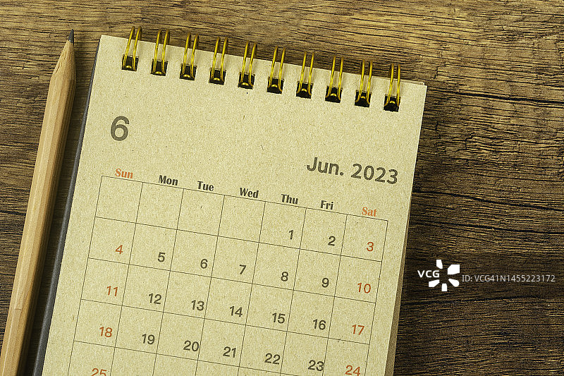 日历桌2023:六月是组织者用铅笔在木制背景下制定计划和截止日期的月份。图片素材