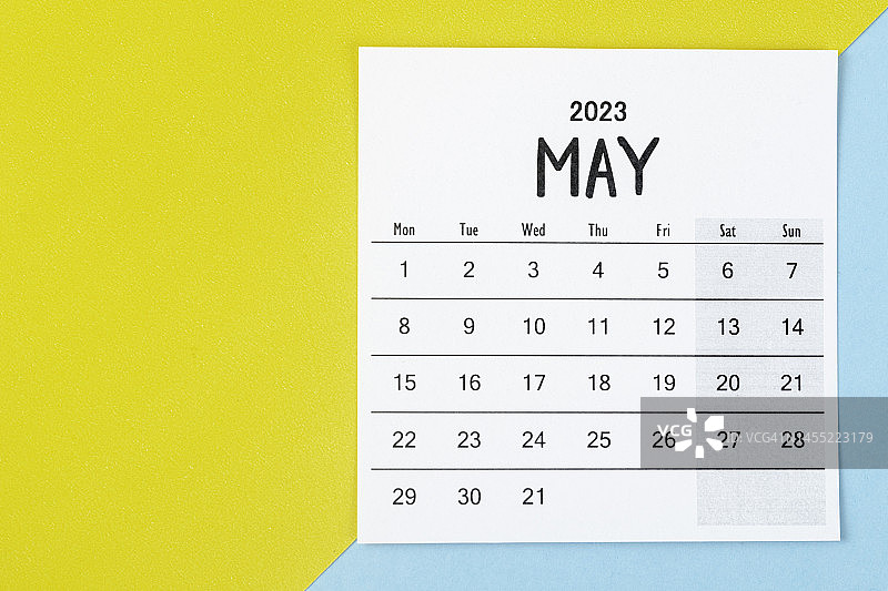日历台2023:5月是组织者用双色纸张背景进行计划和截止日期的月份。图片素材