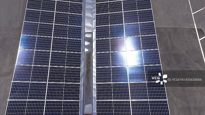 鸟瞰停车场内的太阳能电动汽车充电站图片素材