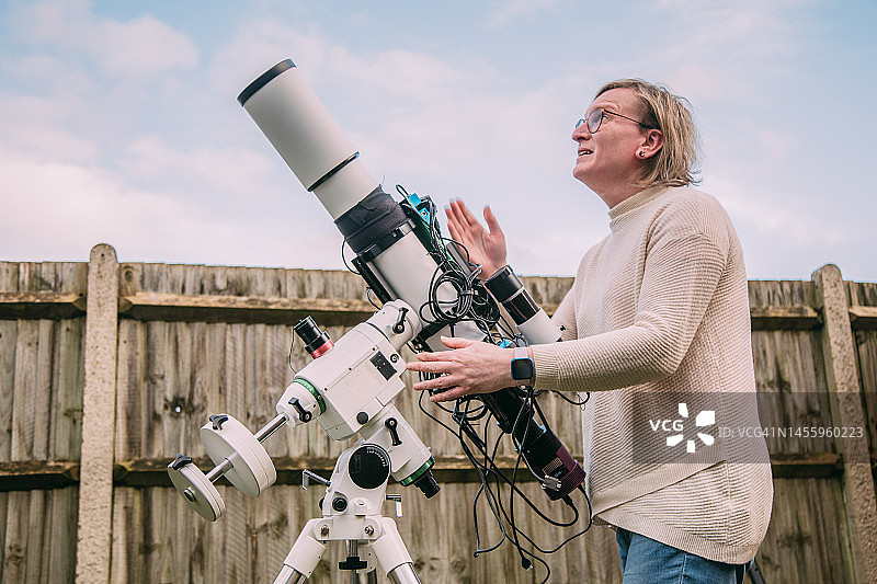 天文学摄影师正在架设望远镜图片素材