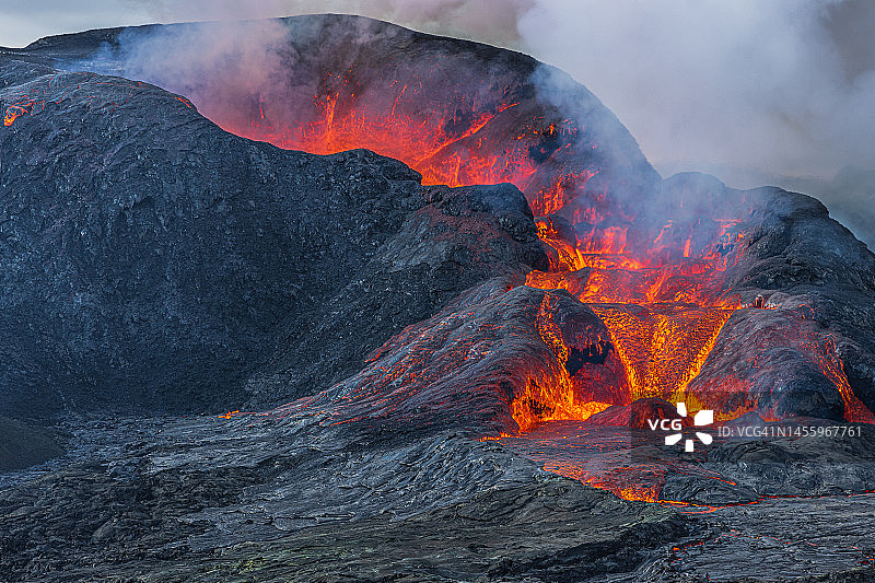 火山爆发后开口的火山口图片素材