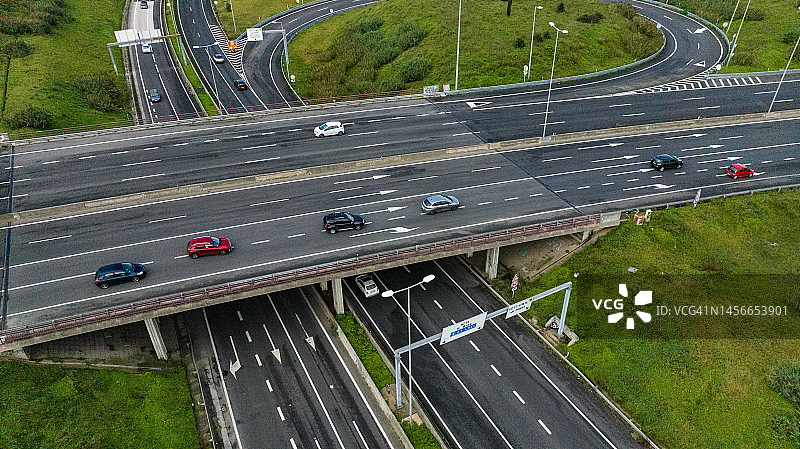 从高速公路和与其他目的地的不同连接处俯瞰里斯本的航拍图像图片素材