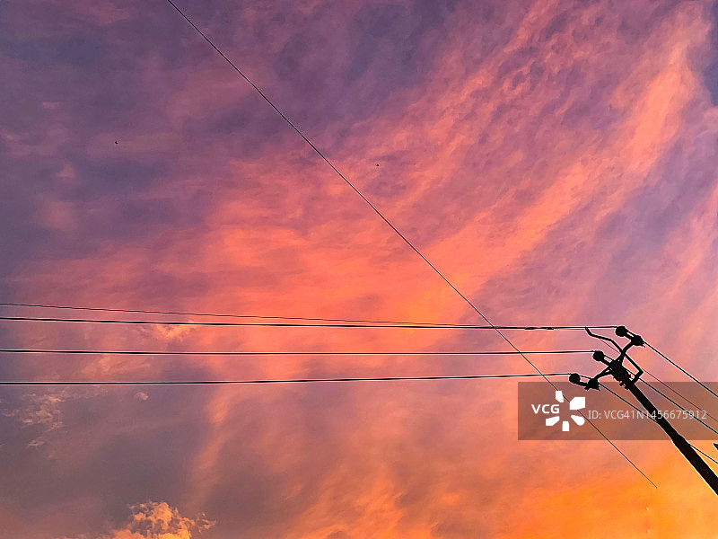 傍晚的电线杆和美丽的日落图片素材