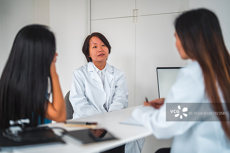 成熟的亚洲女医生与两位女同事会面图片素材