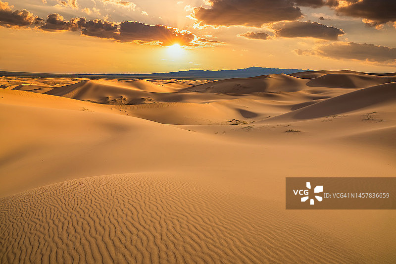 日落时分沙漠中的沙丘。擦哈利沙漠图片素材