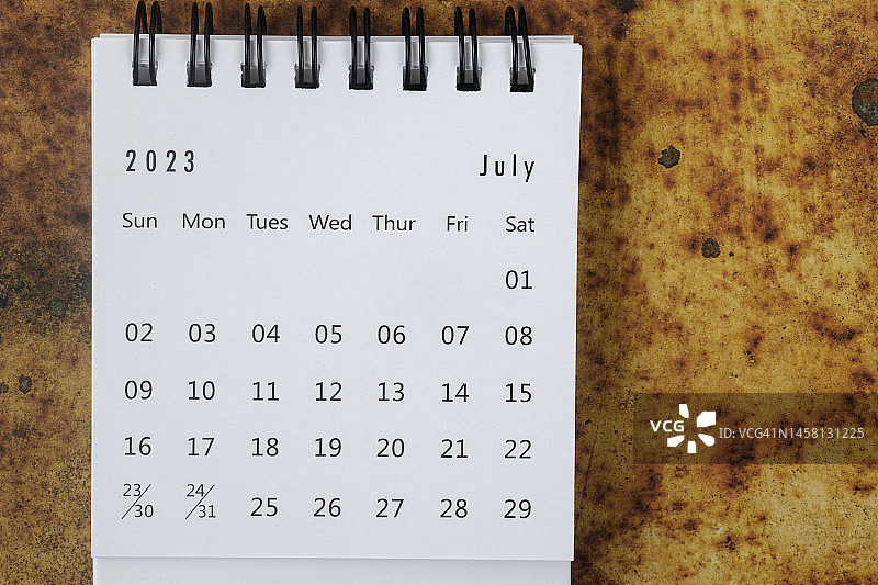 日历桌2023:七月是组织者用旧的垃圾纸背景来计划和截止日期的月份。图片素材