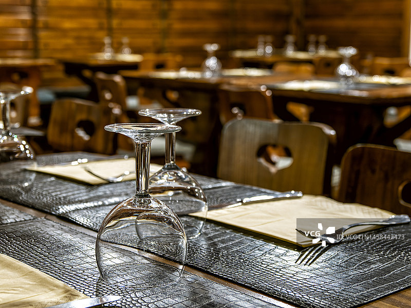 餐厅里为晚餐准备的餐具和玻璃杯的桌子。图片素材