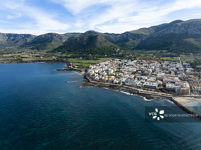 西班牙马略卡岛阿尔塔的圣佩雷殖民地，海上城镇和山脉的鸟瞰图图片素材