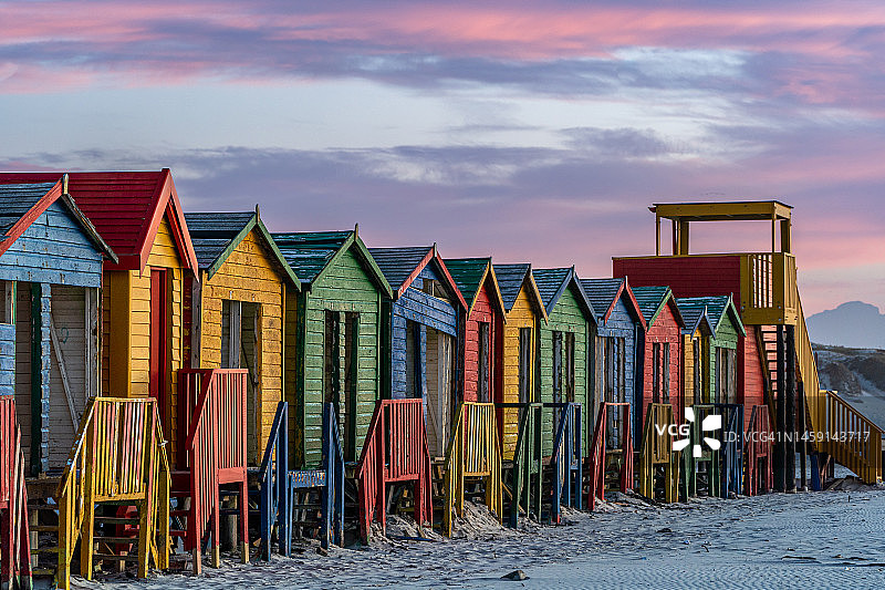 色彩缤纷的海滩小屋上充满活力的日出
南非开普敦郊外开普半岛底部的Muizenberg海滩图片素材