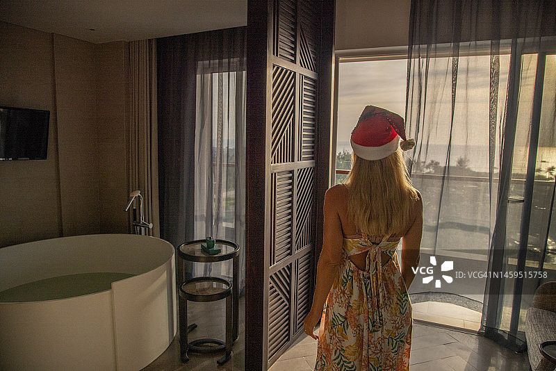 女人在酒店房间庆祝圣诞节图片素材