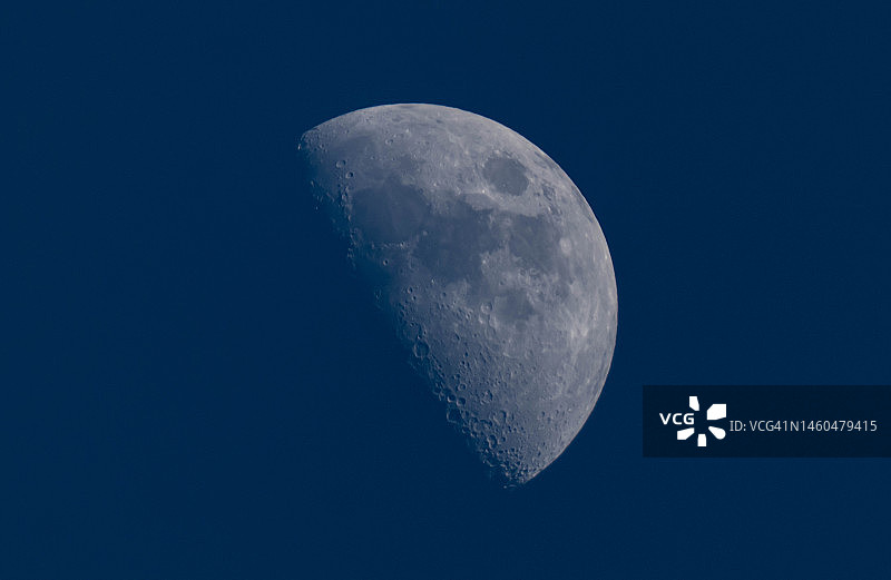 日本神奈川上空的半月图片素材