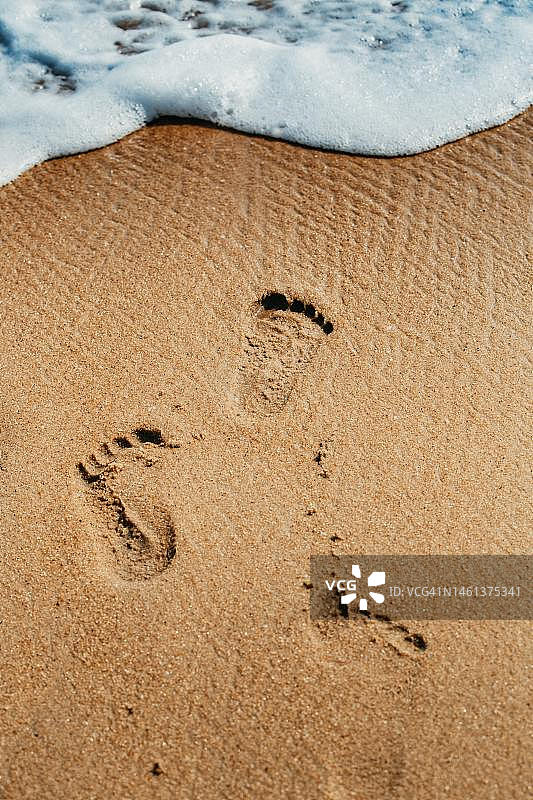 印尼沙滩上脚印的高角度视图图片素材