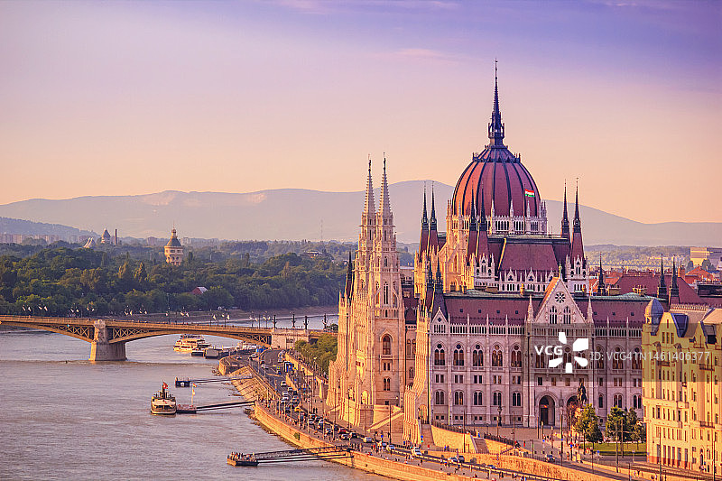 日落时分的城市夏季景观——布达佩斯历史中心与多瑙河的俯瞰图片素材
