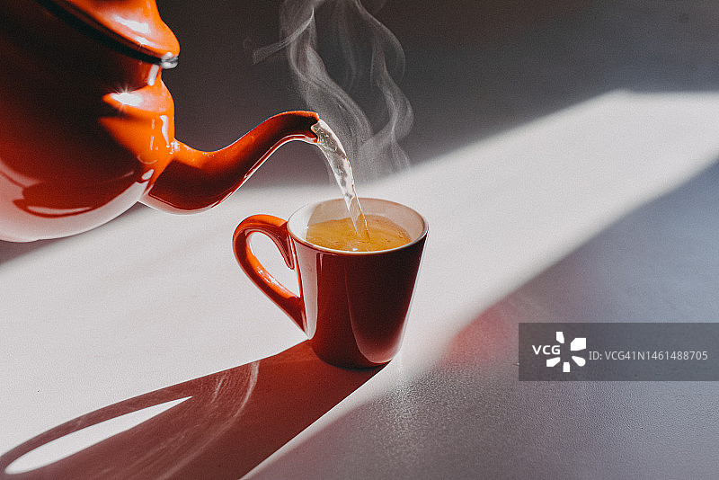 搪瓷茶壶倒茶的杯子图片素材